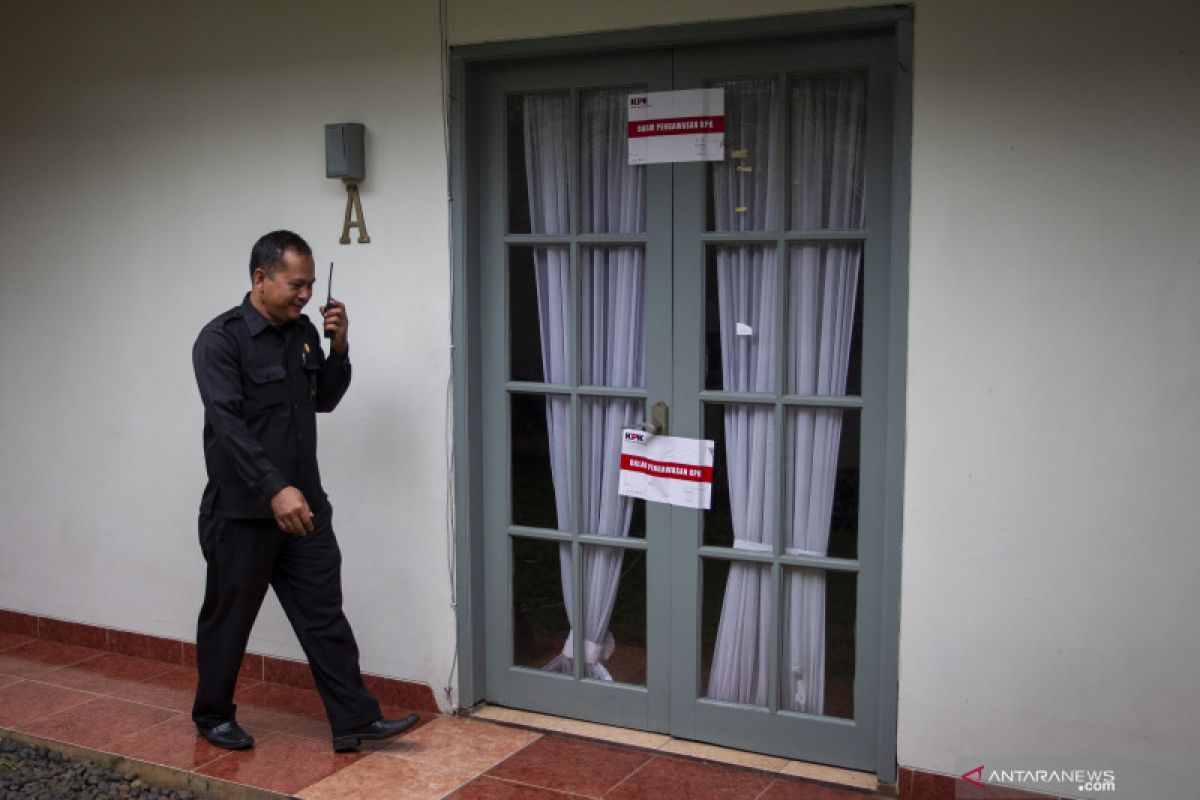 Rumah Komisioner KPU WS ikut disegel