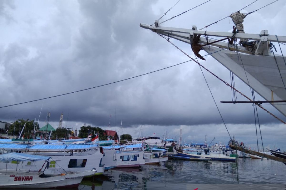 Kesyahbandaran Makassar imbau tunda pelayaran akibat cuaca buruk