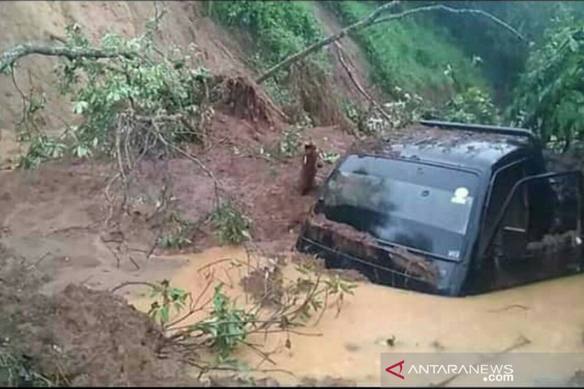 Longsor dan banjir bandang landa tiga kecamatan di Lahat, satu mobil tertimbun