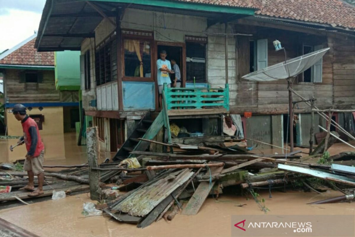12 unit rumah hanyut  akibat banjir bandang di lahat