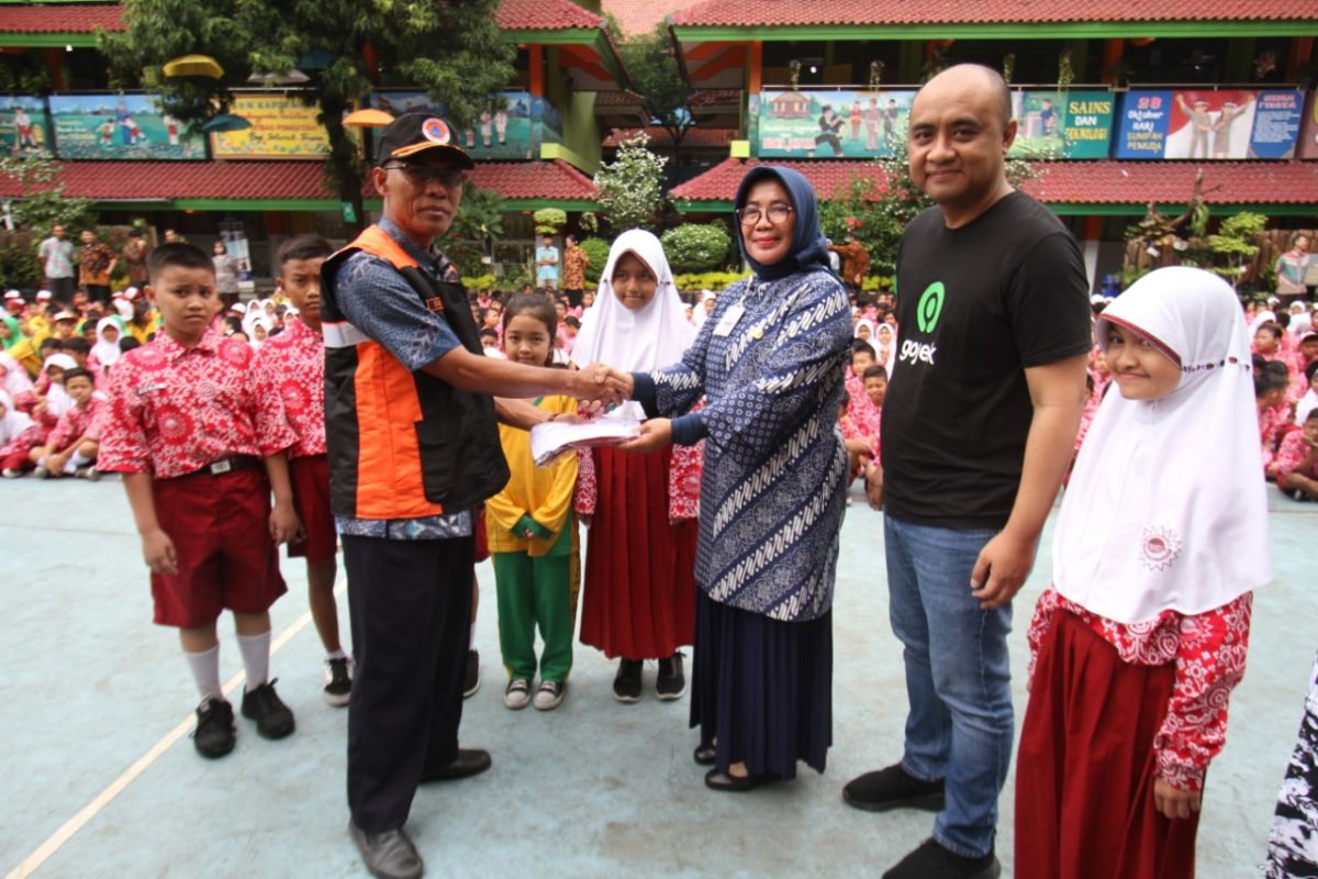 Gojek bagikan seragam dan paket kebersihan untuk korban banjir Jakarta