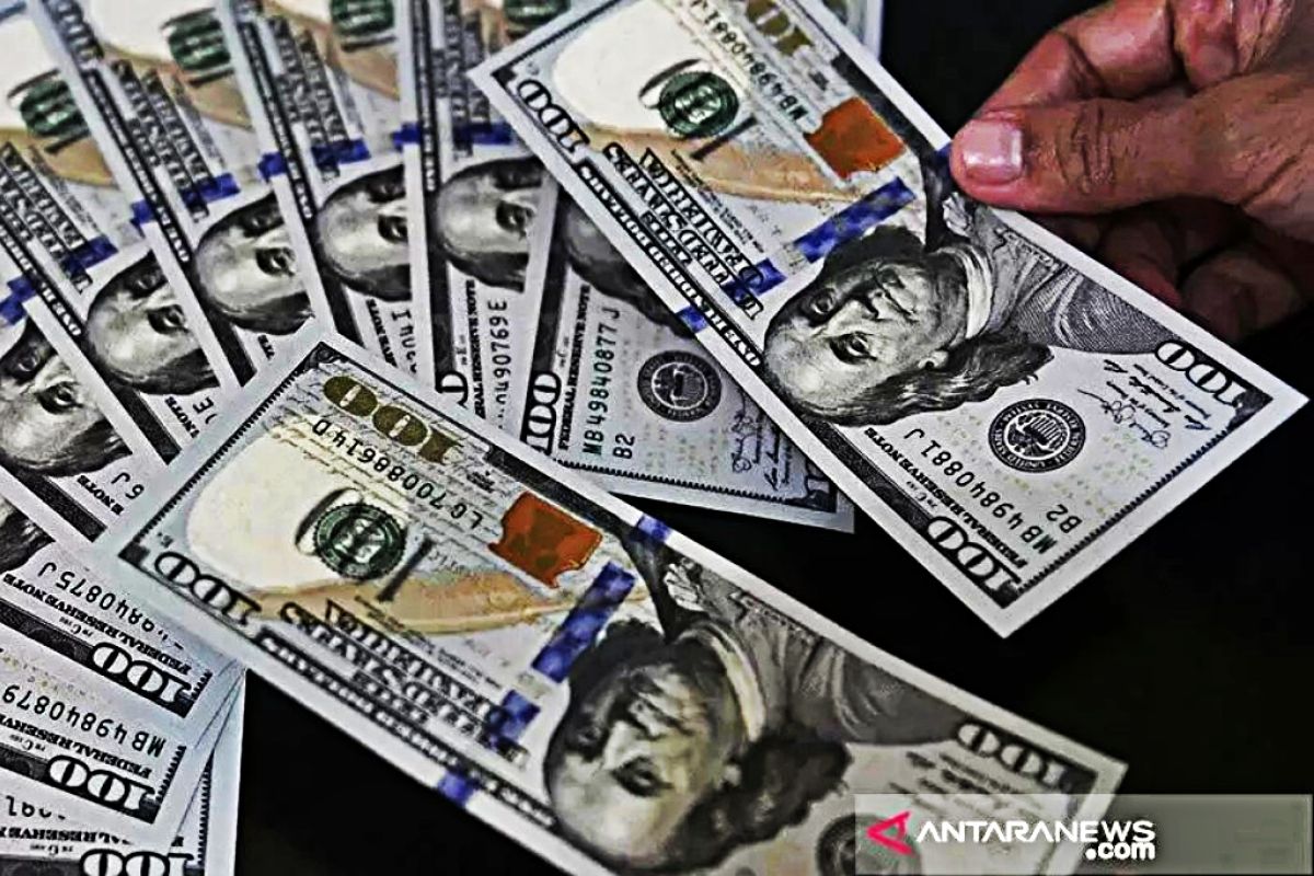 Dolar naik tipis ditopang data ekonomi kuat