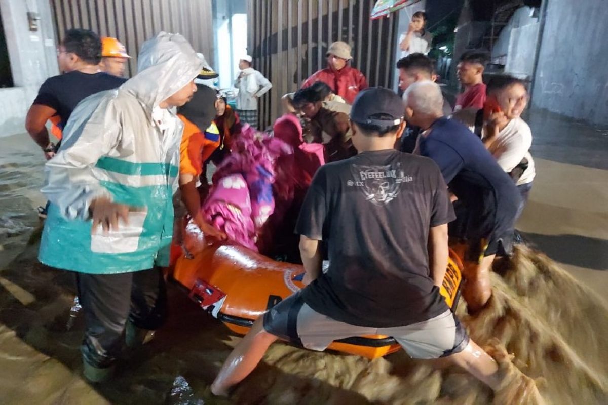 Banjir bandang di Brebes mulai surut, 100 korban mengungsi