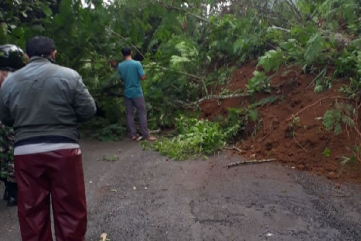 Longsor menutup ruas jalan provinsi di Banjarnegara