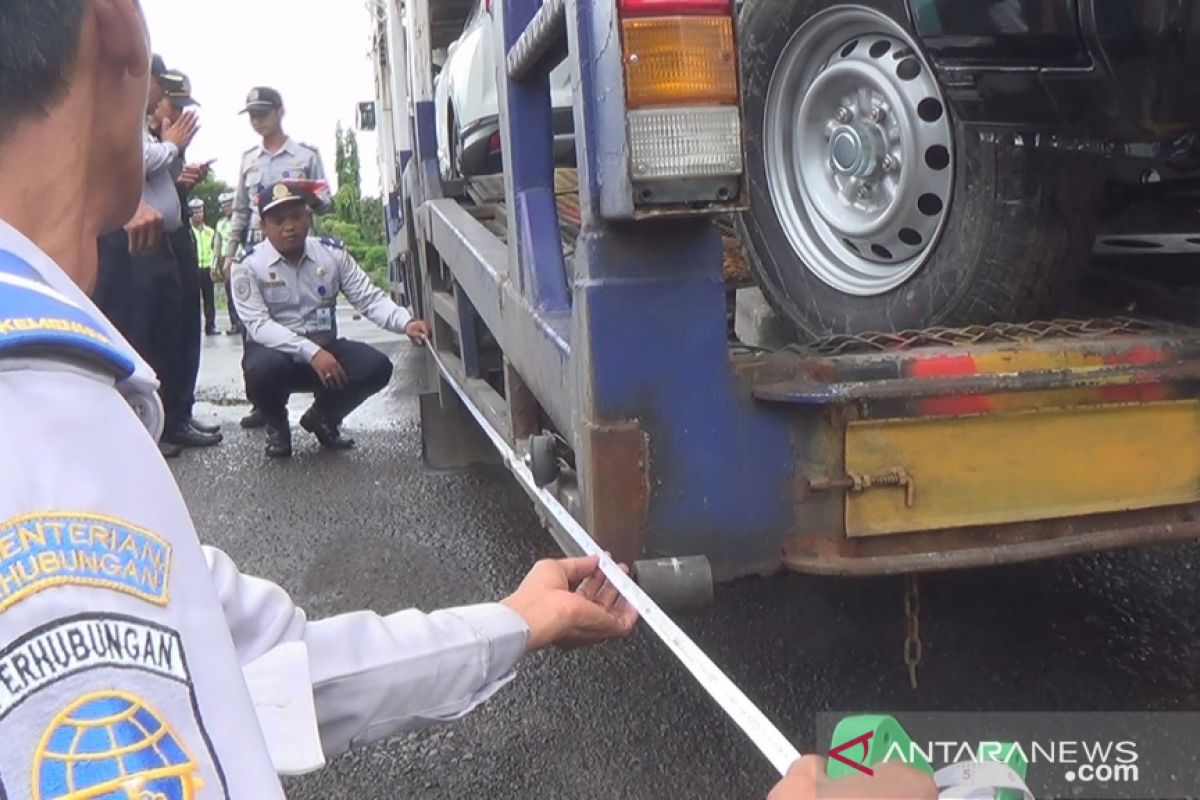 Tim Polres Jembrana-Dishub Bali razia truk bermuatan lebihi tonase
