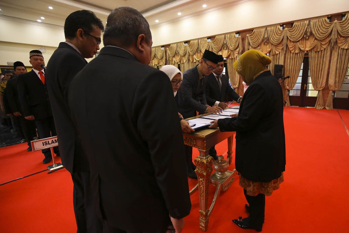 Wali Kota Risma mutasi dan rotasi pejabat Pemkot Surabaya