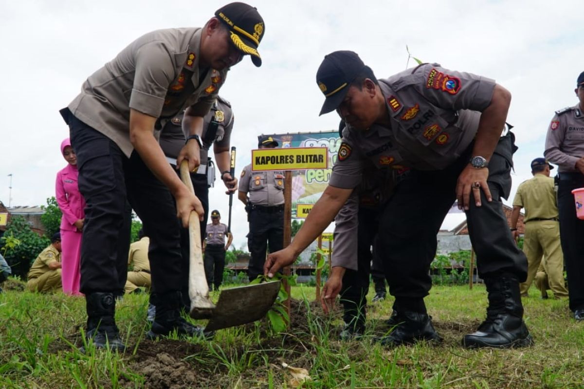 Di Blitar, polisi tanam 2.000 bibit pohon guna cegah erosi