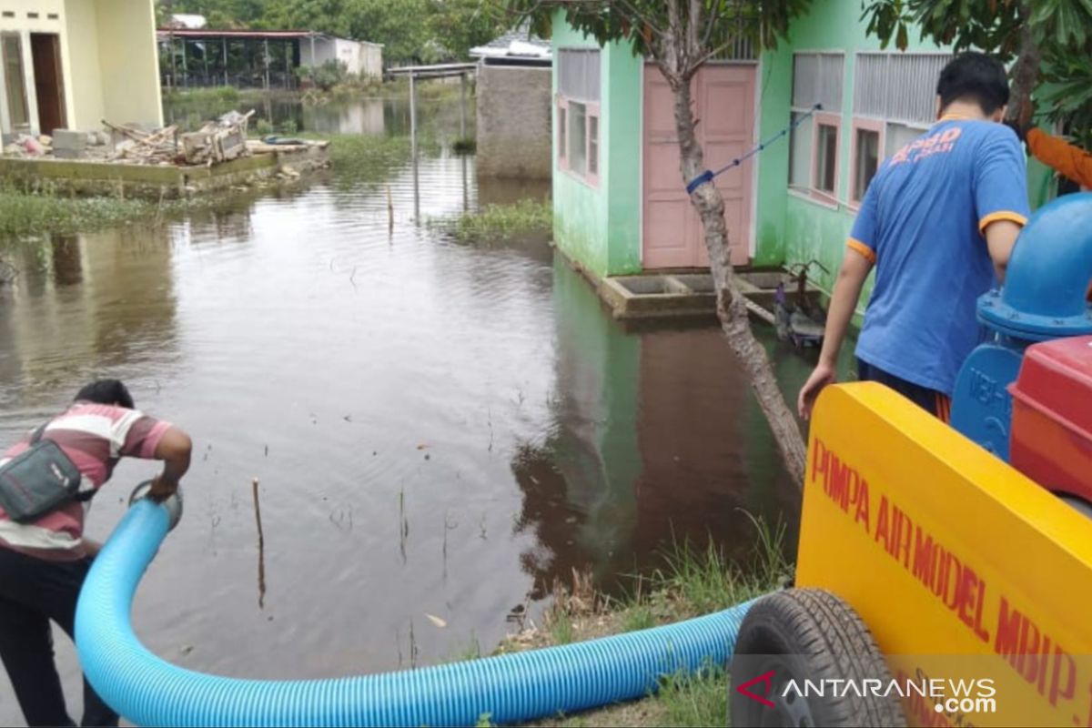 Belum surut, BPBD Bekasi sedot genangan banjir di cekungan Babelan