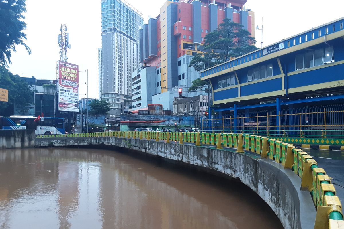 Jumat pagi, Pintu Air Jembatan Merah Siaga 1