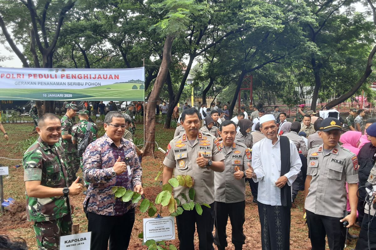 Polda Metro Jaya catat rekor Muri penanaman terkait pohon