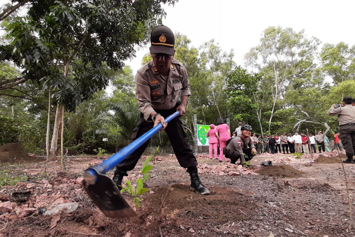 Polres Tanjungpinang tanam 1.300 pohon untuk penghijauan
