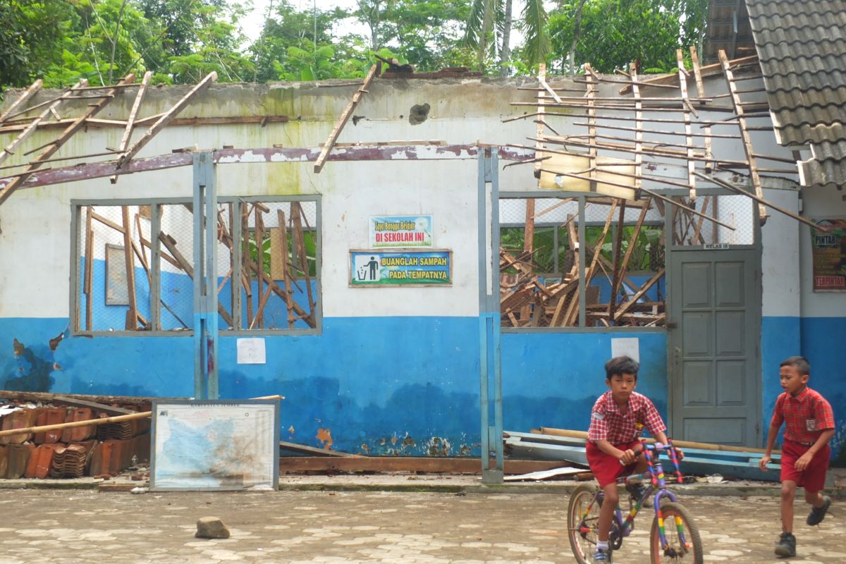 Rapuh, atap satu ruang kelas SDN Curahkalong 5 di Jember ambruk