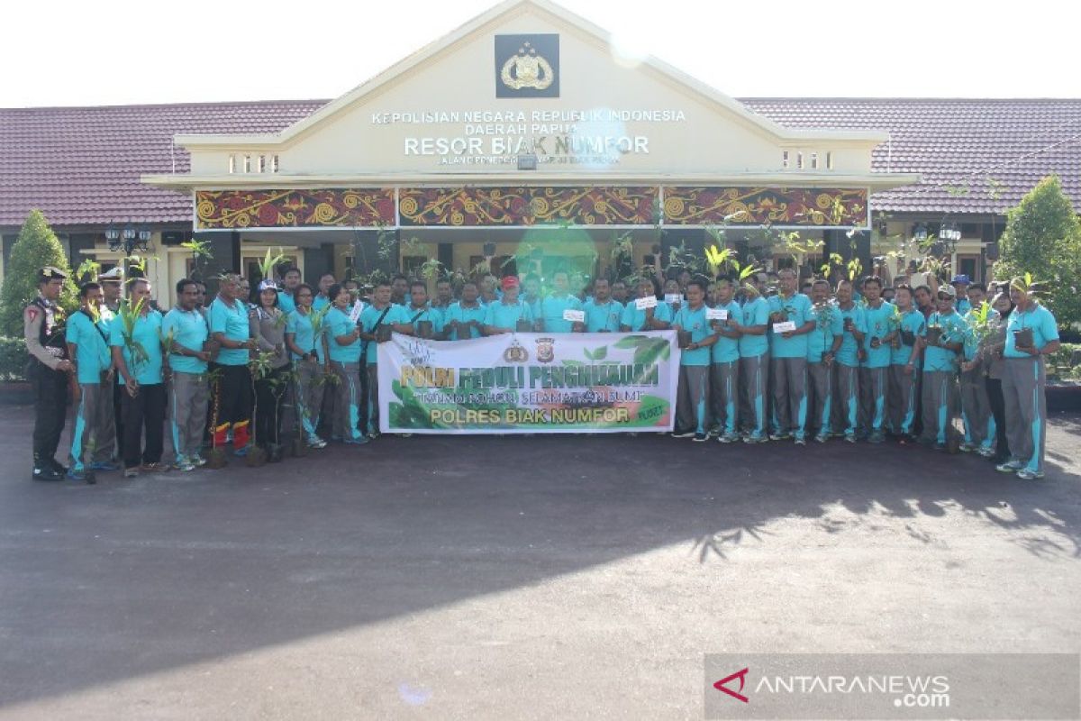 Aparat Polres Biak tanam 1.100 pohon  hijaukan lingkungan