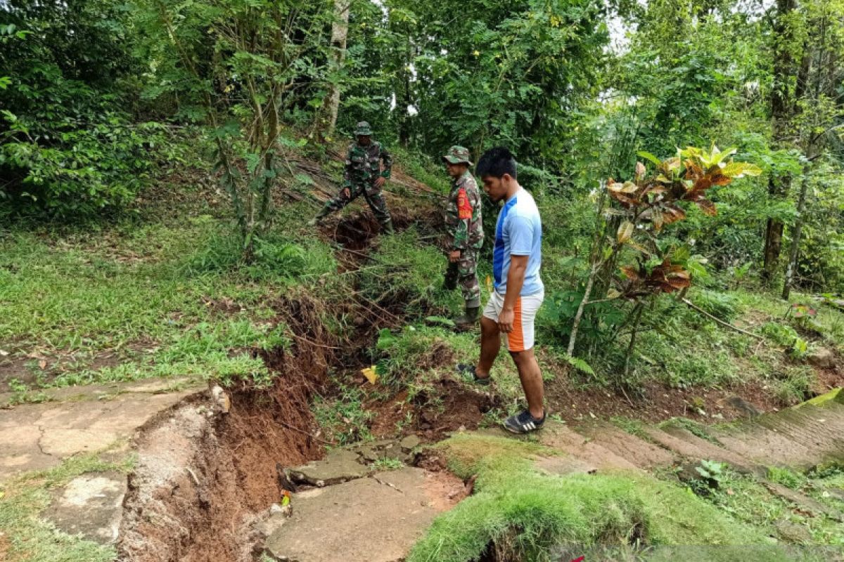 Tanah retak terjadi pascabanjir di Kampung Lebo Kabupaten Sangihe