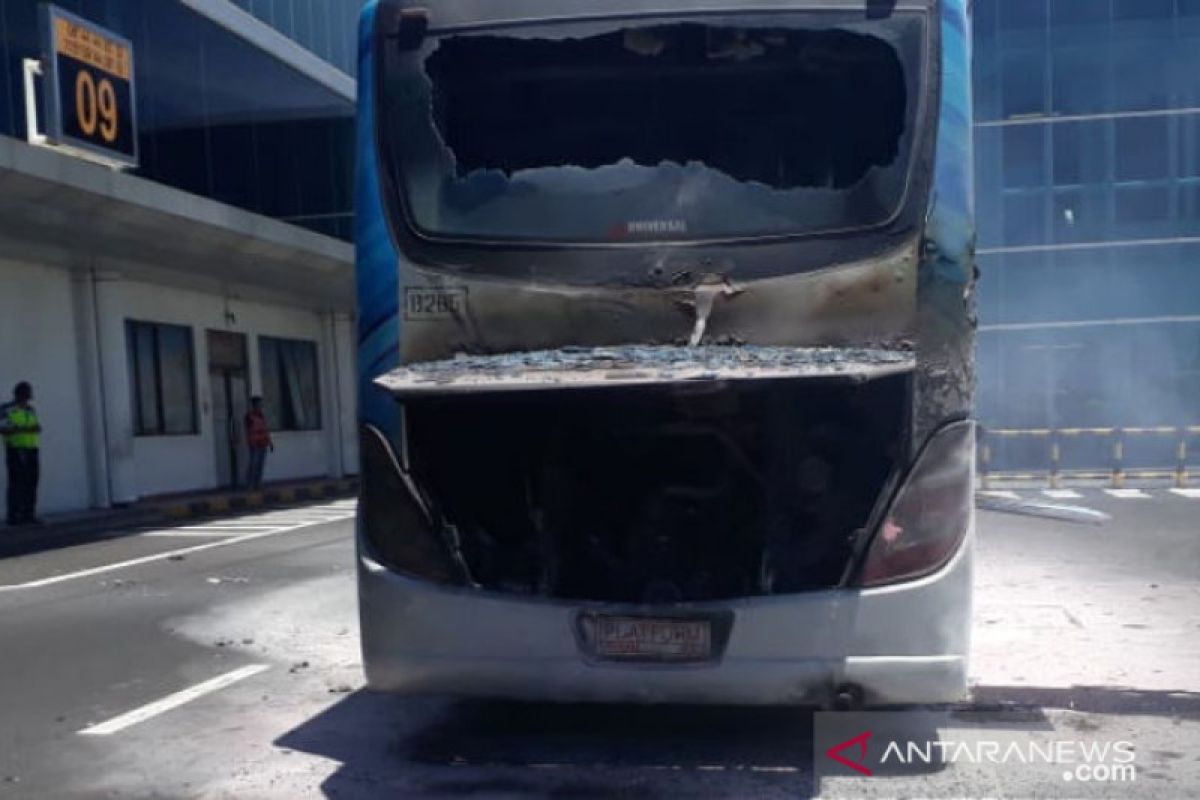 Bus angkutan penumpang Bandara Ngurah Rai terbakar