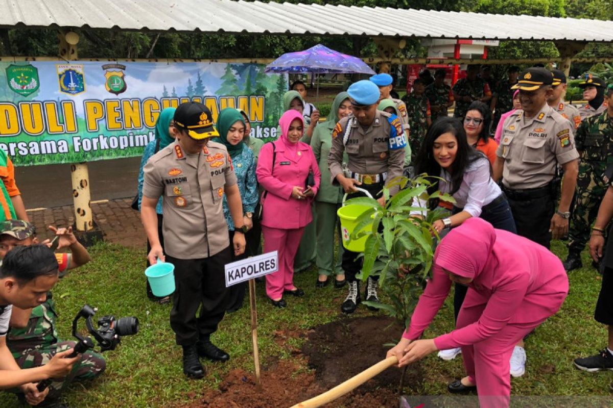 Polri Peduli Penghijauan Polrestro Jaksel tanam bibit pohon di Ragunan