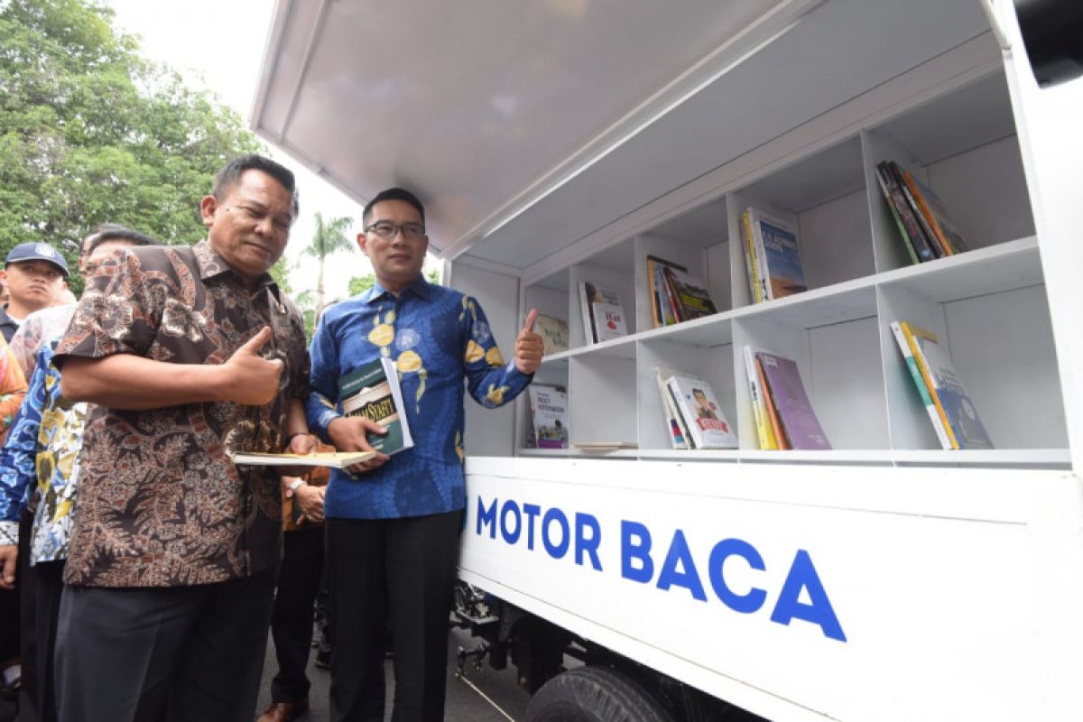 Ridwan Kamil serahkan hibah 24 motor baca ke kabupaten/kota