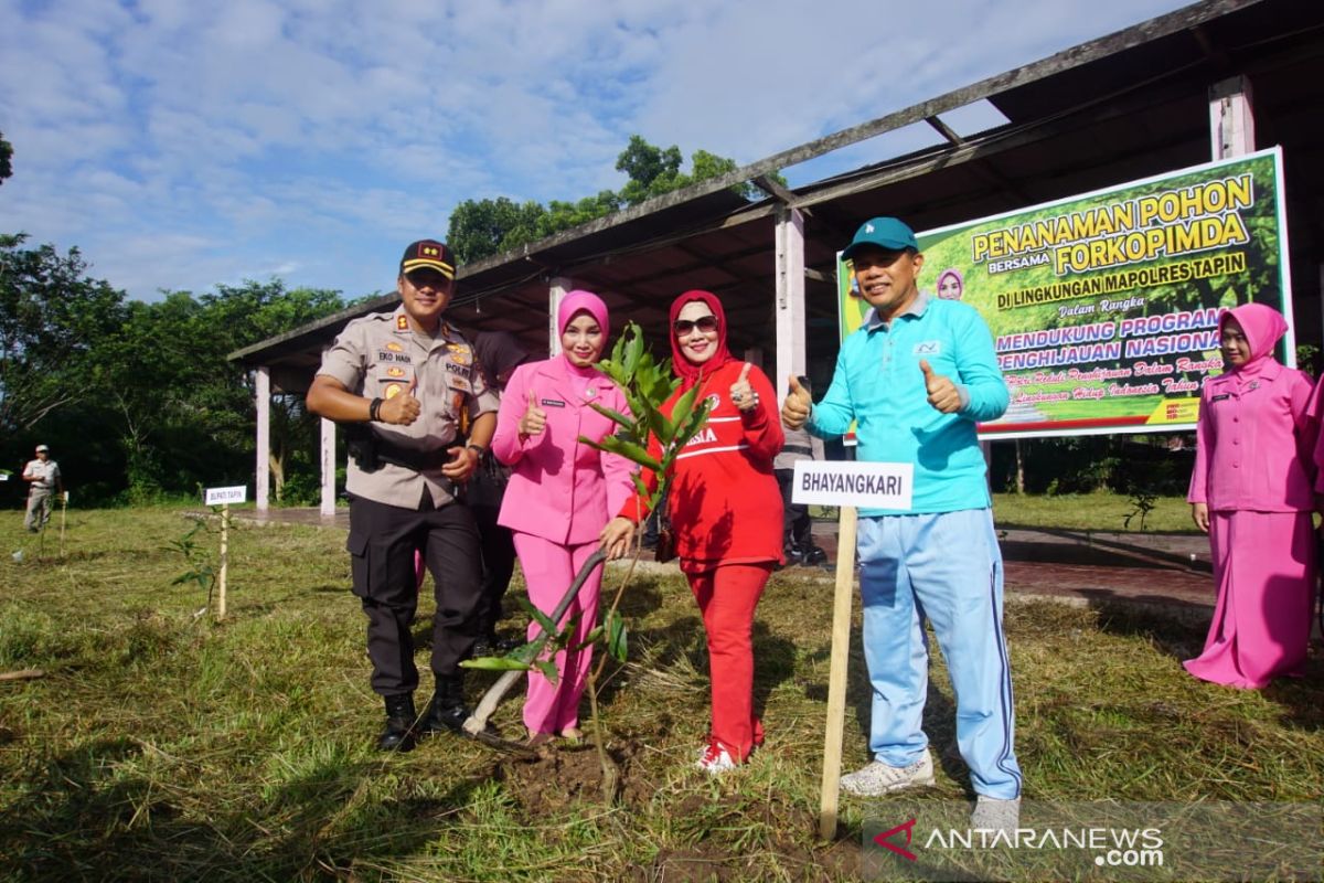 Bupati Tapin ikut hijaukan kawasan Polres Tapin