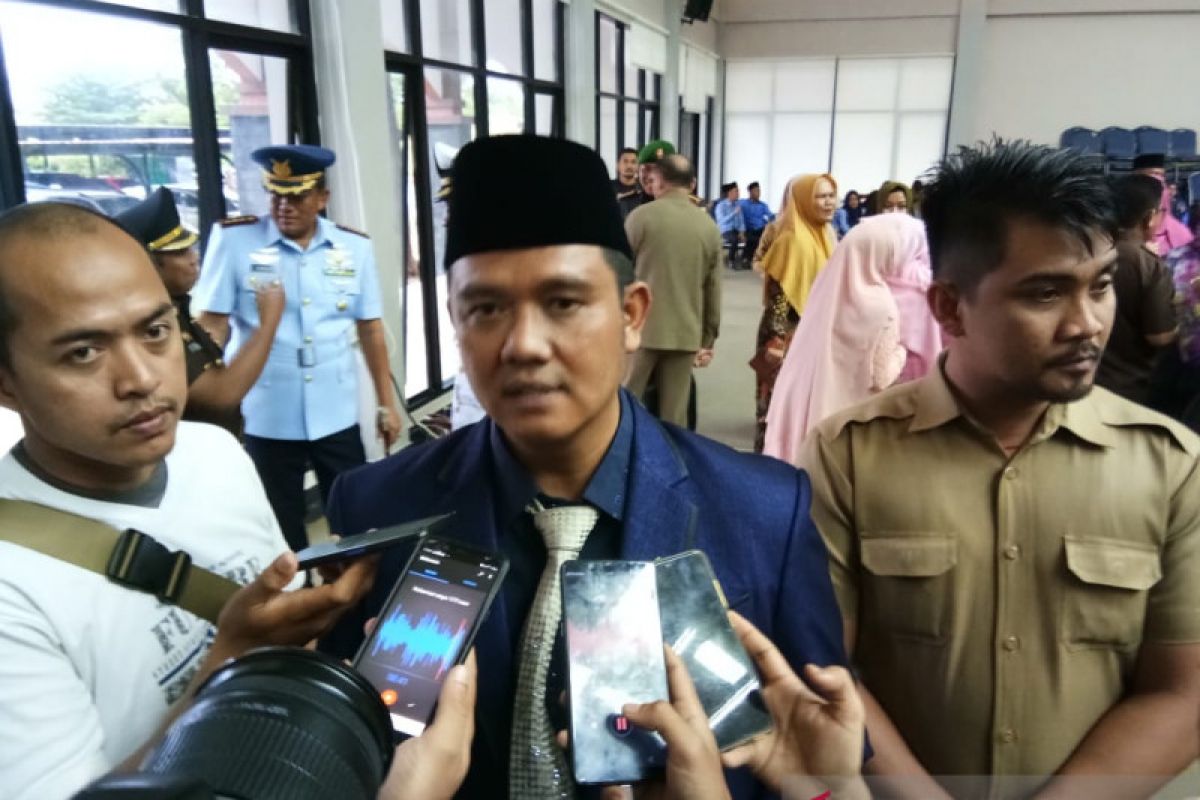 Bupati Bintan Apri Sujadi bantah simpan uang di kasino