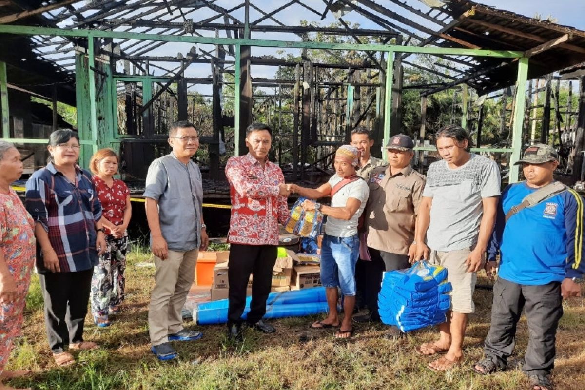 Dinas Sosial Pulang Pisau serahkan bantuan korban kebakaran