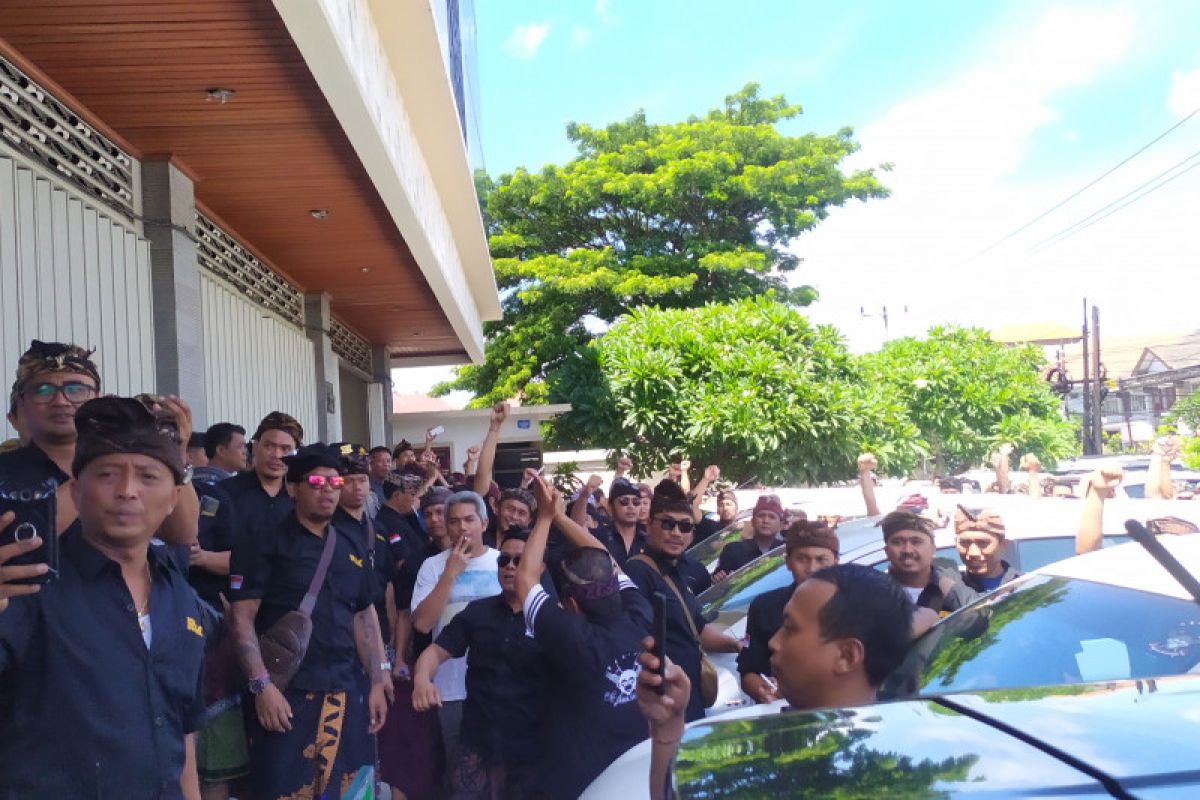 Demo protes sopir Grab Bandara dijaga puluhan polisi di Denpasar