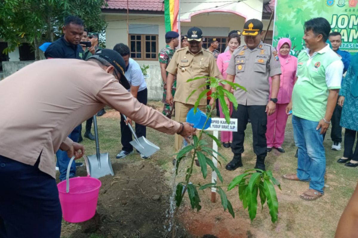 Polres Karimun tanam 1.241 bibit pohon