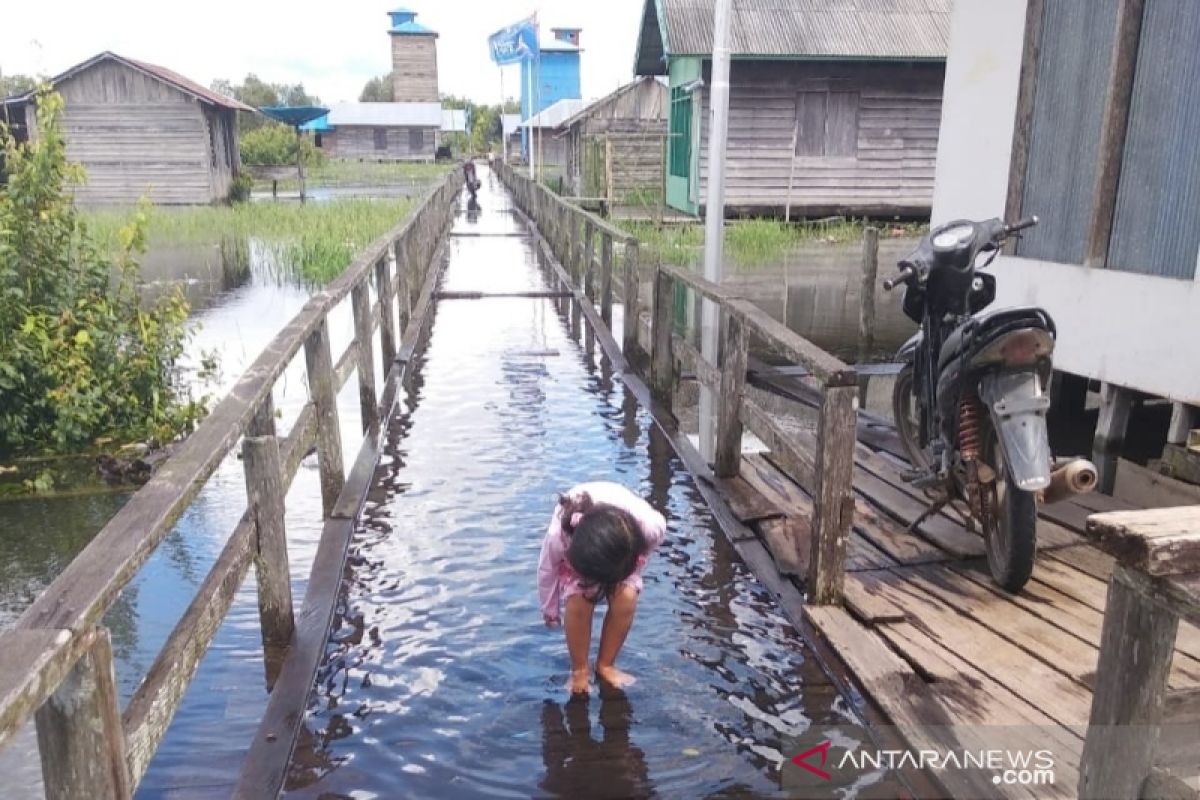 Masyarakat di kawasan rawan banjir mulai waspada