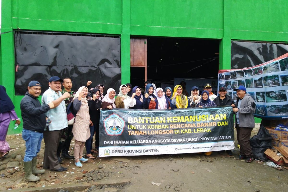 Ikatan Keluarga DPRD Banten bantu korban banjir di Lebak
