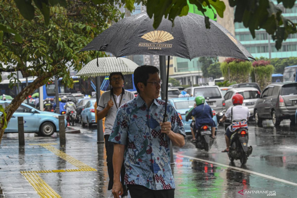 Siapkan payung, Jakarta diguyur hujan siang hari ini