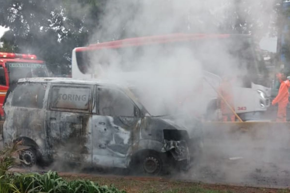 Minibus terbakar di jalur Transjakarta depan UKI Cawang, diduga korsleting mesin