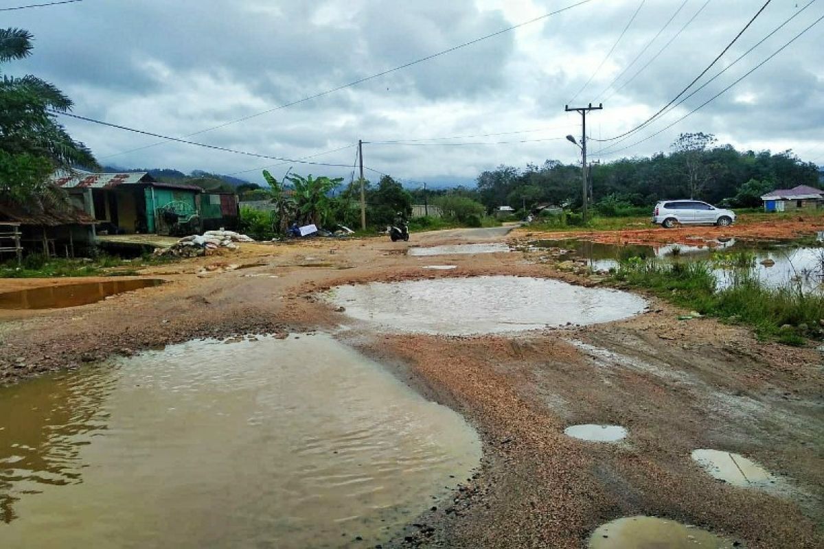 Bupati Tapteng usulkan perbaikan tiga ruas jalan provinsi di Tapteng kepada Gubsu