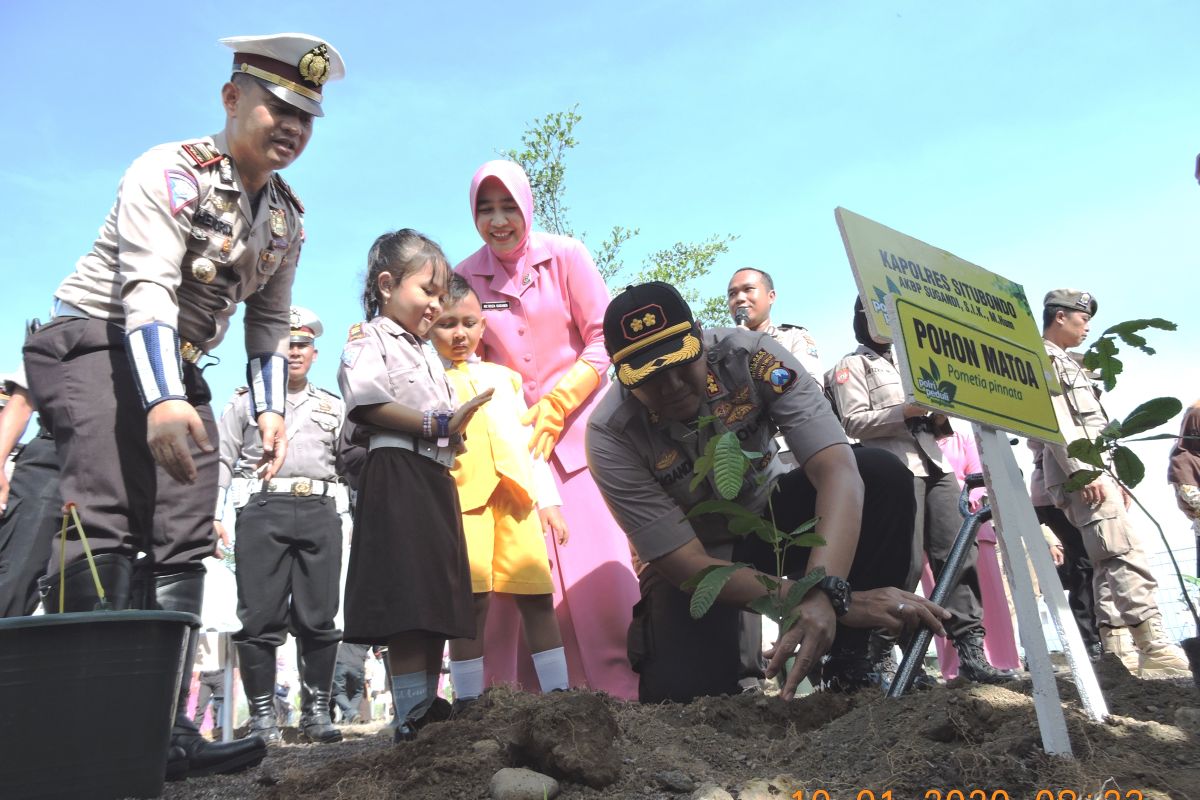 Program Polri Peduli Penghijauan, Polres Situbondo ajak siswa TK tanam bibit pohon