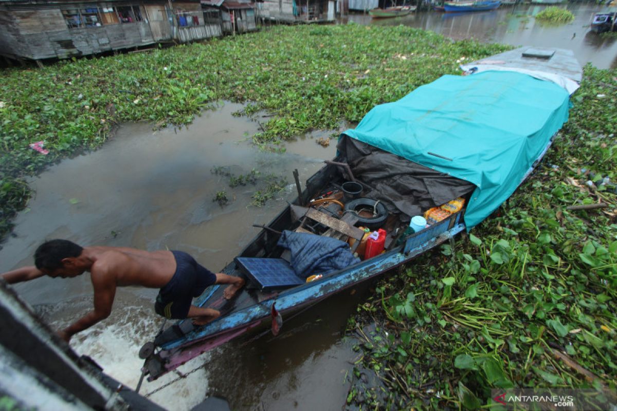 BWS III dan pemda tangani tumpukan eceng gondok di Sungai Martapura
