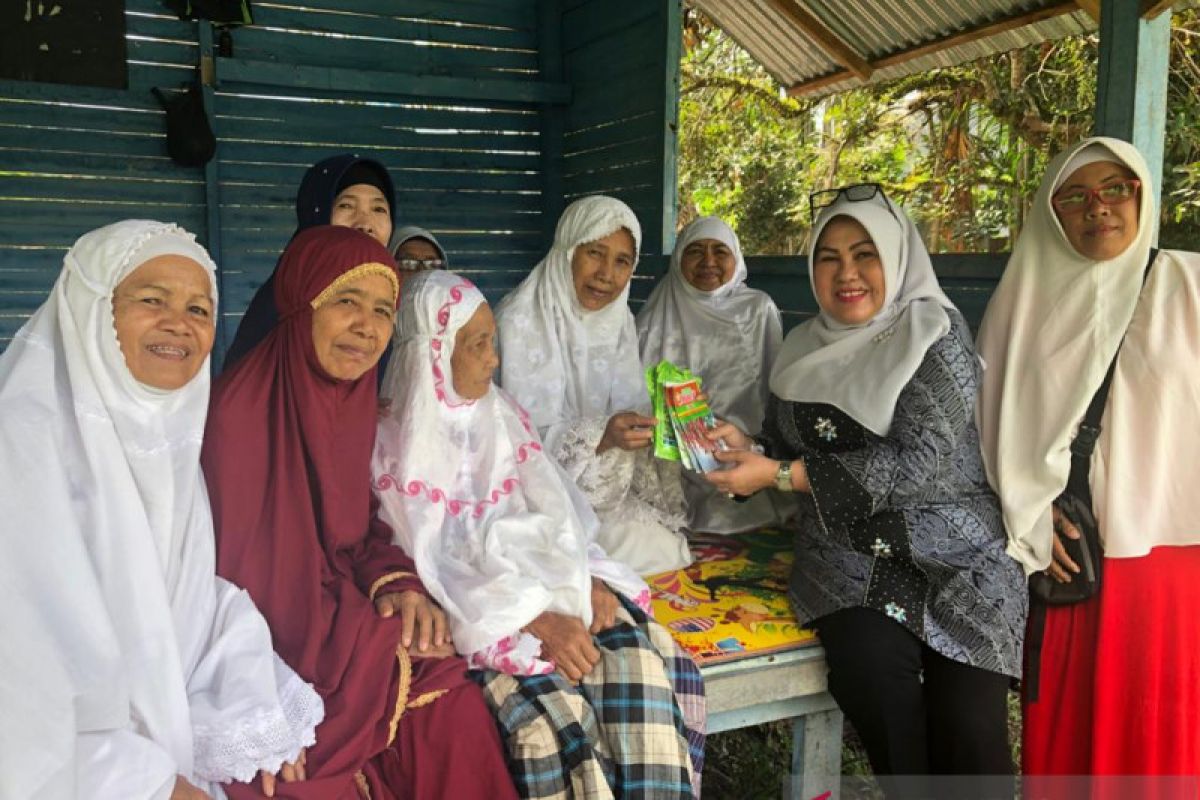 Anggota DPRD Riau beri bibit ke Kelompok Tani Salo Kampar