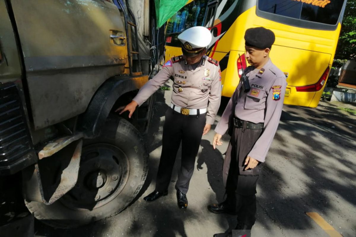 Dua truk terlibat tabrakan di Jember, pengemudi tewas