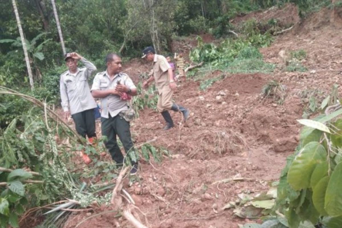 Manggarai Barat pasang 30 rambu di lokasi rawan longsor