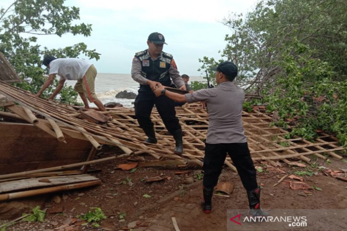 Lima warung rusak diterjang puting beliung di Batang