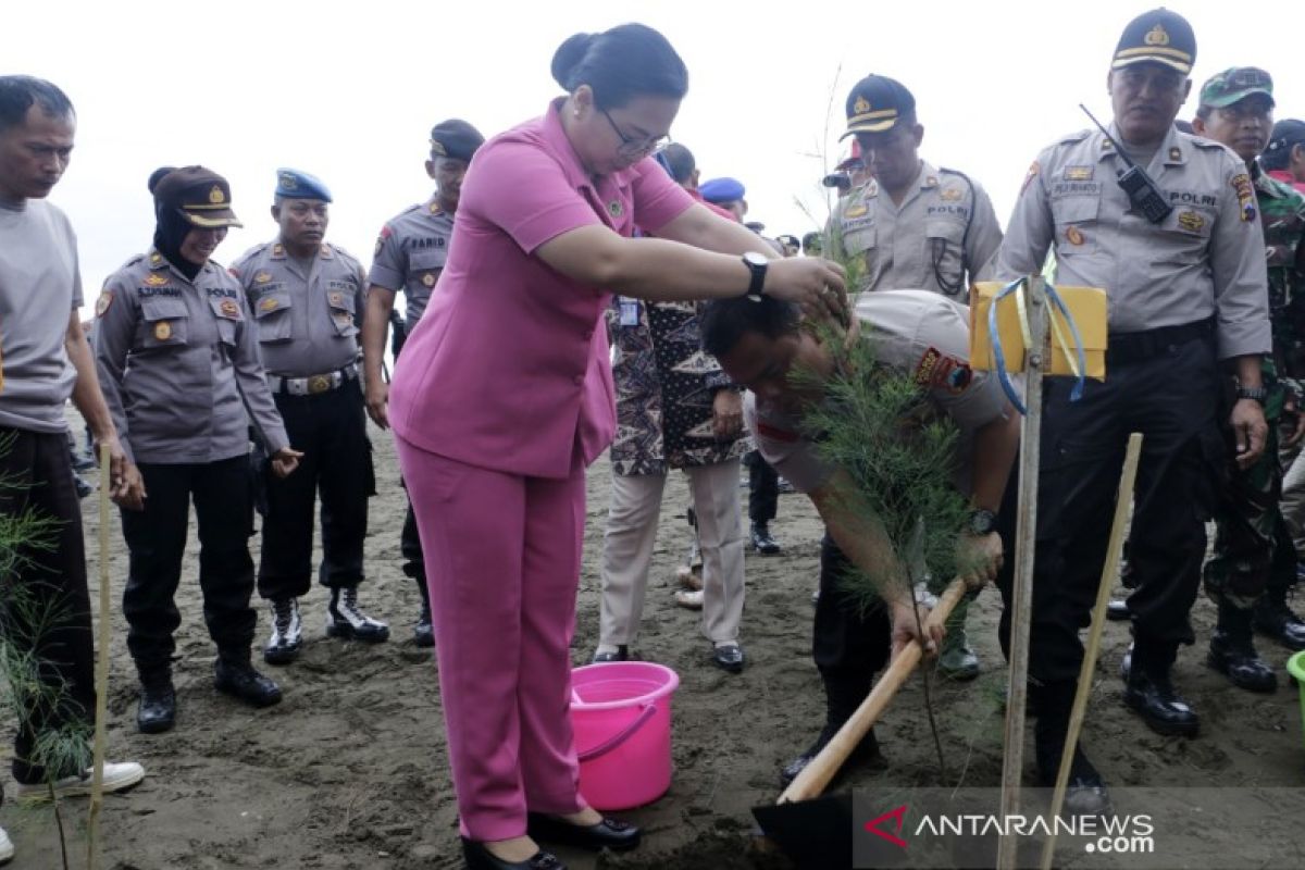 Peduli lingkungan, Kapolres Batang ajak generasi muda menanam pohon