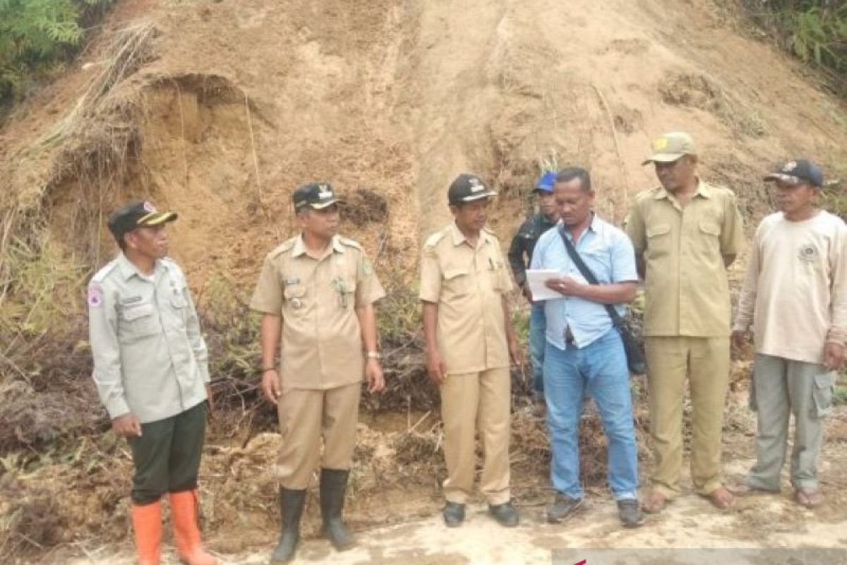 Puluhan warga di Manggarai Barat mengungsi akibat tanah lonsor