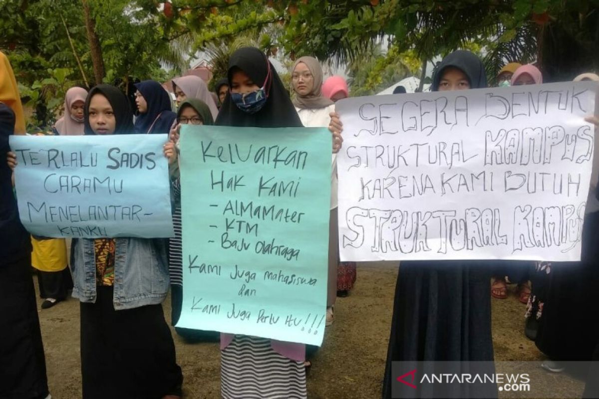 Mahasiswa STKIP Yayasan Dharma Bakti demo tuntutan yayasan