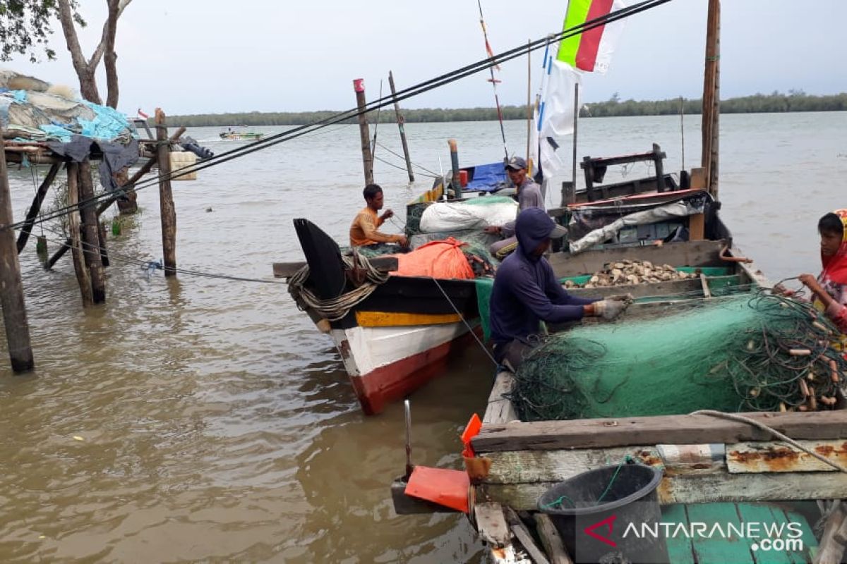 Nelayan Sungsang takut melaut karena ombak tinggi