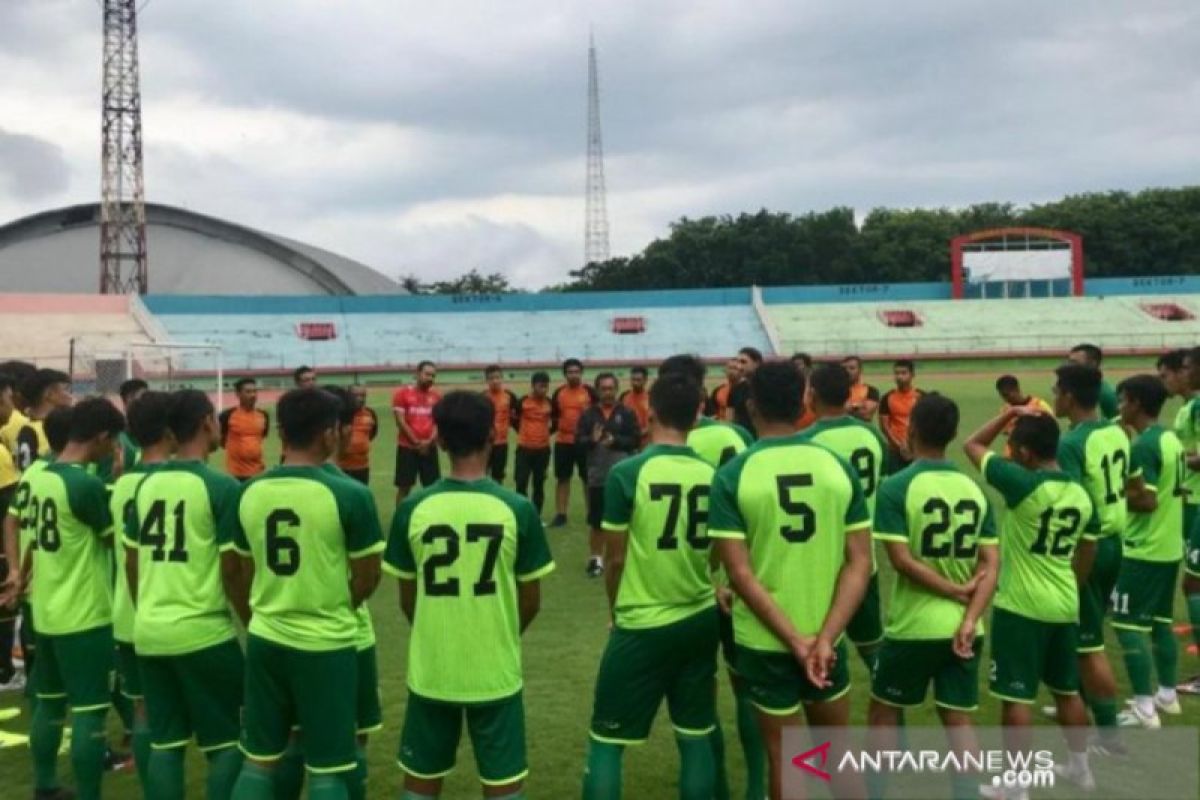 Saat uji coba lawan Persis Solo, Aji Santoso minta pemain hibur bonek