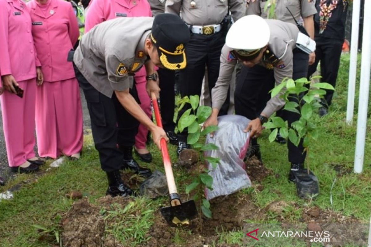 2.500 bibit pohon ditanam oleh Polres Padang Panjang