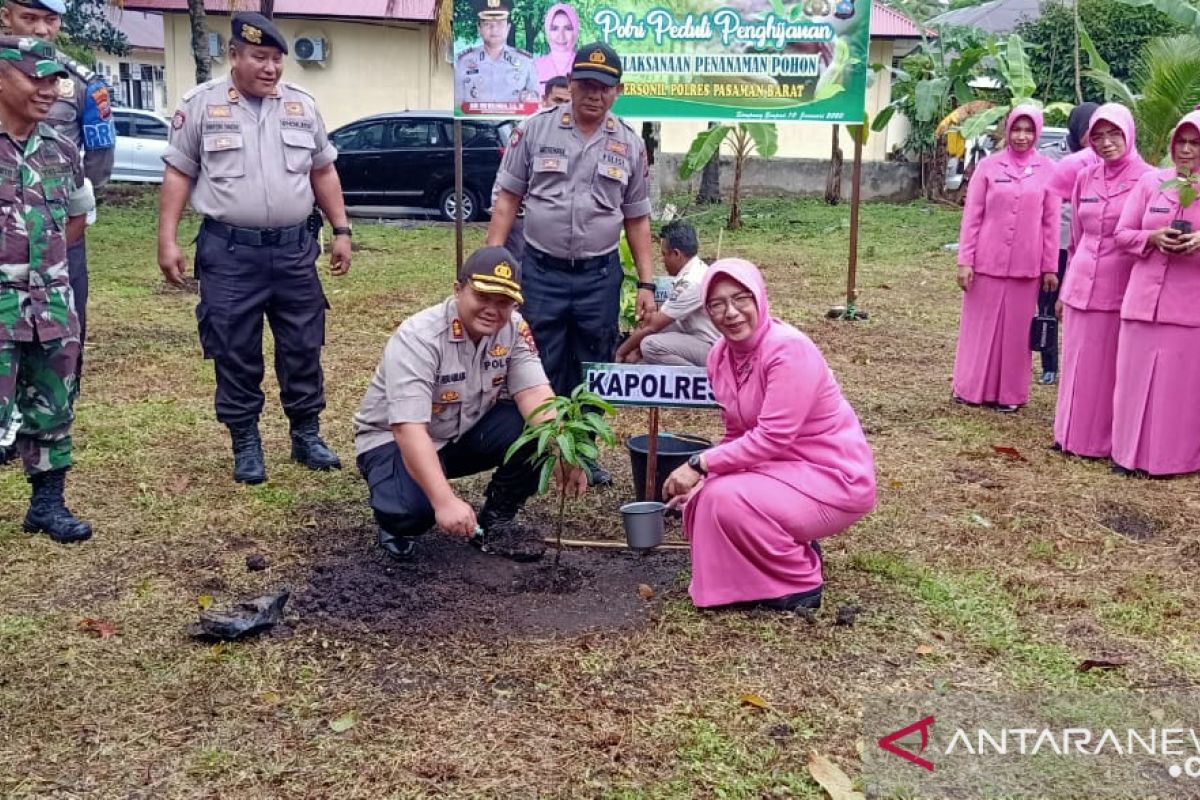 Polres Pasaman Barat Tanam Pohon tindak lanjut program Kapolri (Video)