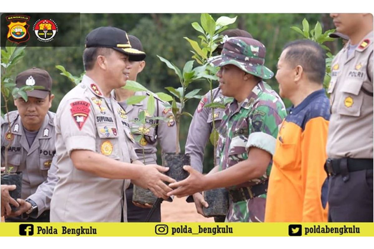 Kapolda Bengkulu ajak masyarakat tanam pohon