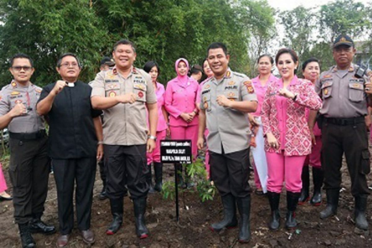 Polresta Manado bersama Bhayangkari Tanam 1.200 Pohon