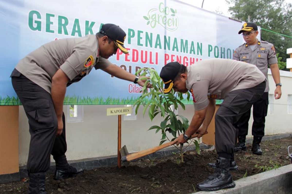 Peduli penghijauan, Polres Cilacap tanam 600 bibit pohon secara serentak