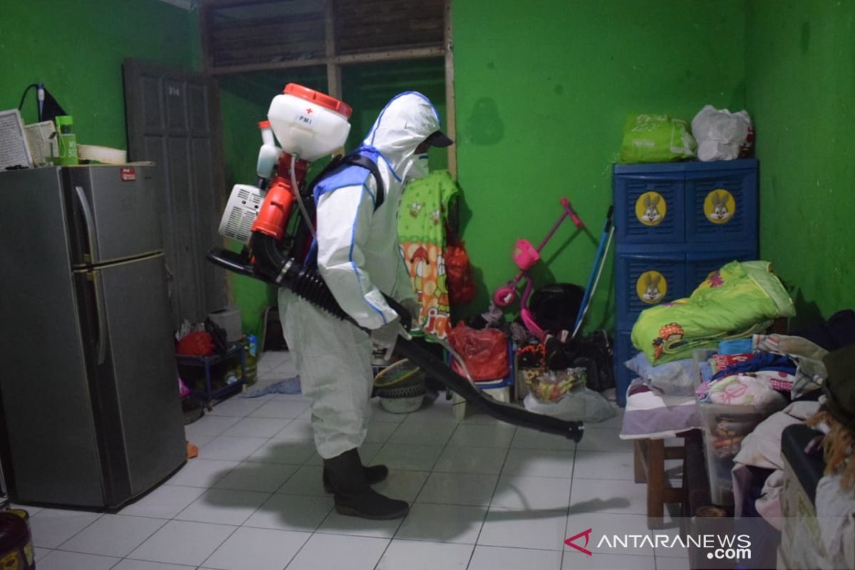PMI Tangerang semprotkan disinfektan di  lokasi terdampak banjir
