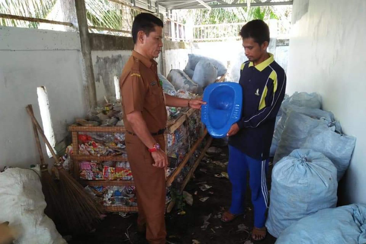 Desa Perlis Brandan Barat manfaatkan limbah plastik untuk paving block dan klosed