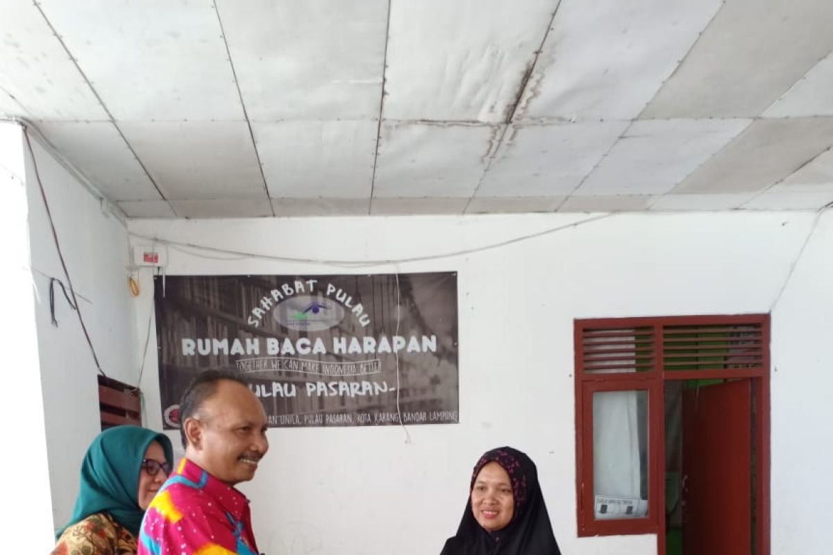 Tingkatkan minat baca, Pemprov Lampung serahkan buku ke pulau pasaran
